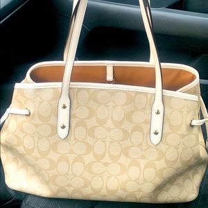 Selling a brand new coach bag. Very cute, perfect size